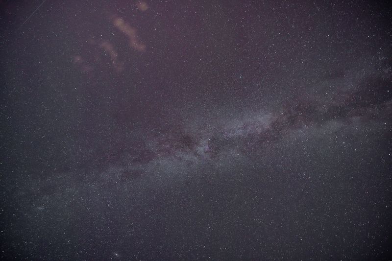 Nocne niebo pełne gwiazd — symbol astrologii i horoskopów