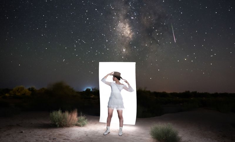 Kobieta studiuje mapy gwiezdne — nauka astrologii